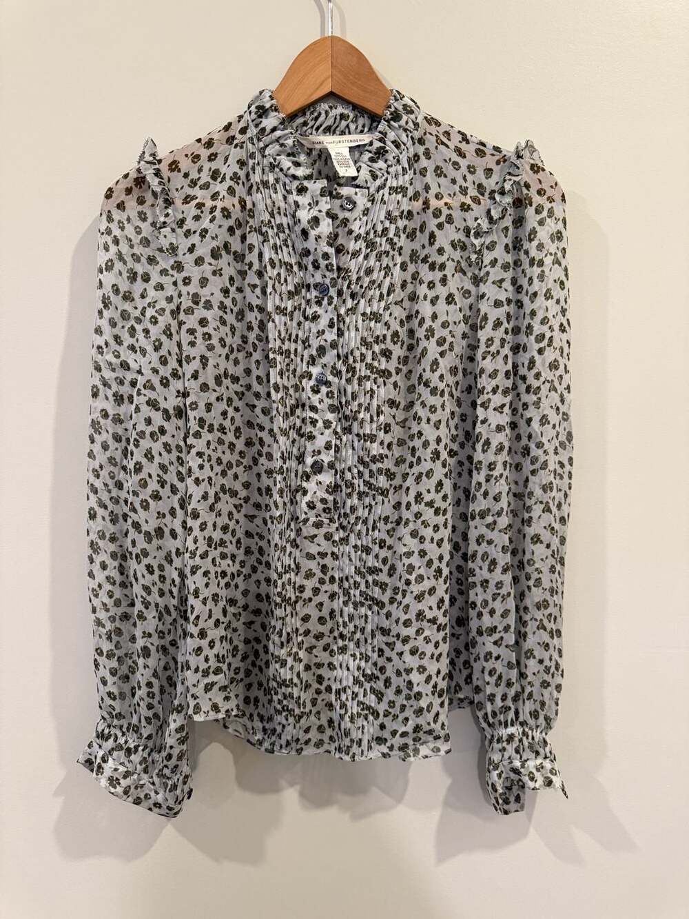 Diane von Furstenberg 100% Silk Ruffled Floral Blouse Size 2